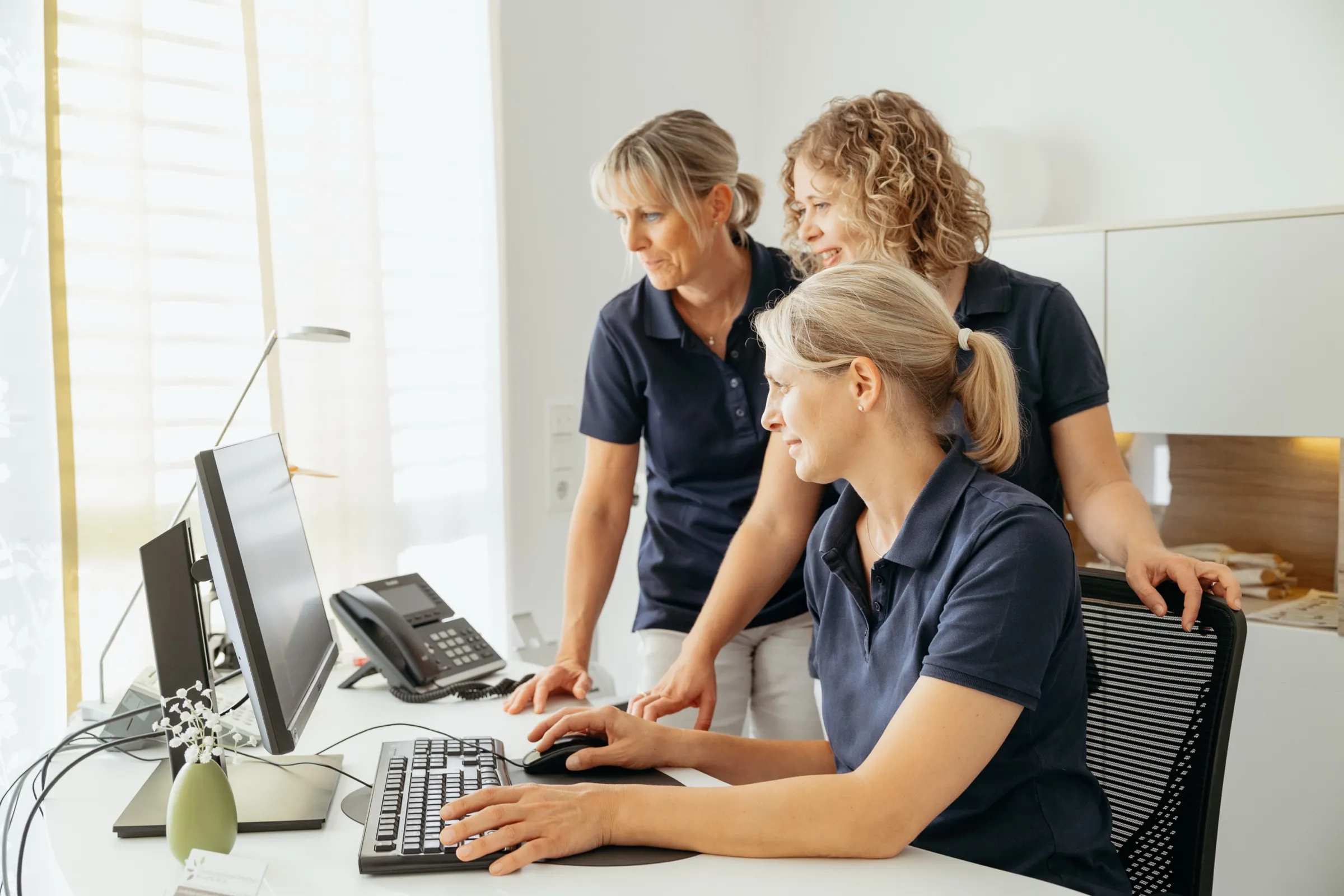 Die Ärztinnen gemeinsam am Computer
